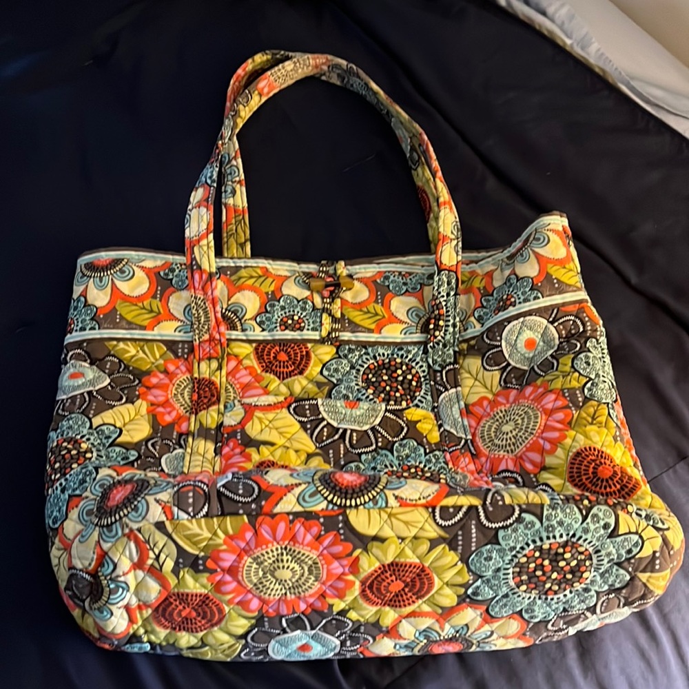 Vera Bradley tote, two outside pockets, six inside pockets, flat bottom; 18x14x7